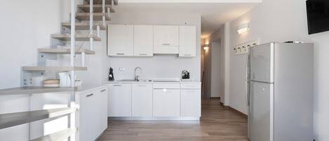 Kühlschrank, Mikrowelle, Herdplatte, Geschirrspüler