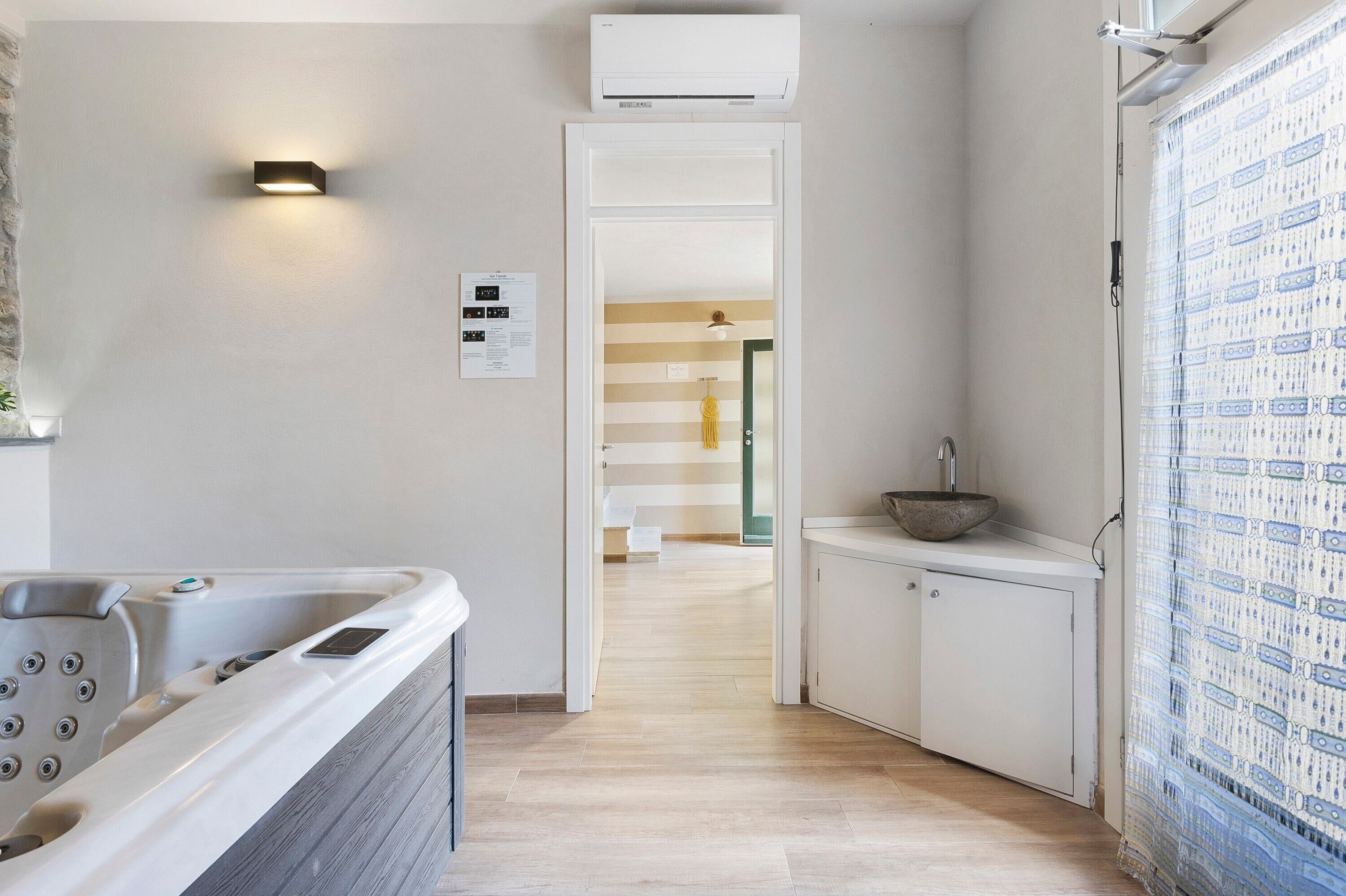 Suihku, hiustenkuivaaja, pyyhkeet