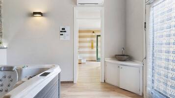 Suihku, hiustenkuivaaja, pyyhkeet