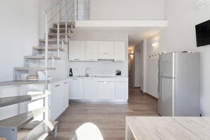 Fridge, microwave, stovetop, dishwasher - Apartment 'Residenza Del Capitano' with Mountain View, Wi-Fi and Air Conditioning (Levanto)