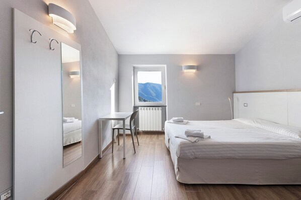 2 bedrooms, free WiFi, bed sheets - Apartment 'Residenza Del Capitano' with Mountain View, Wi-Fi and Air Conditioning (Levanto)