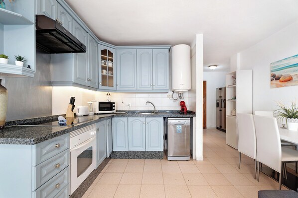 Frigorifero, microonde, forno, piano cottura