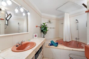 Badewanne, Haartrockner, Handtücher