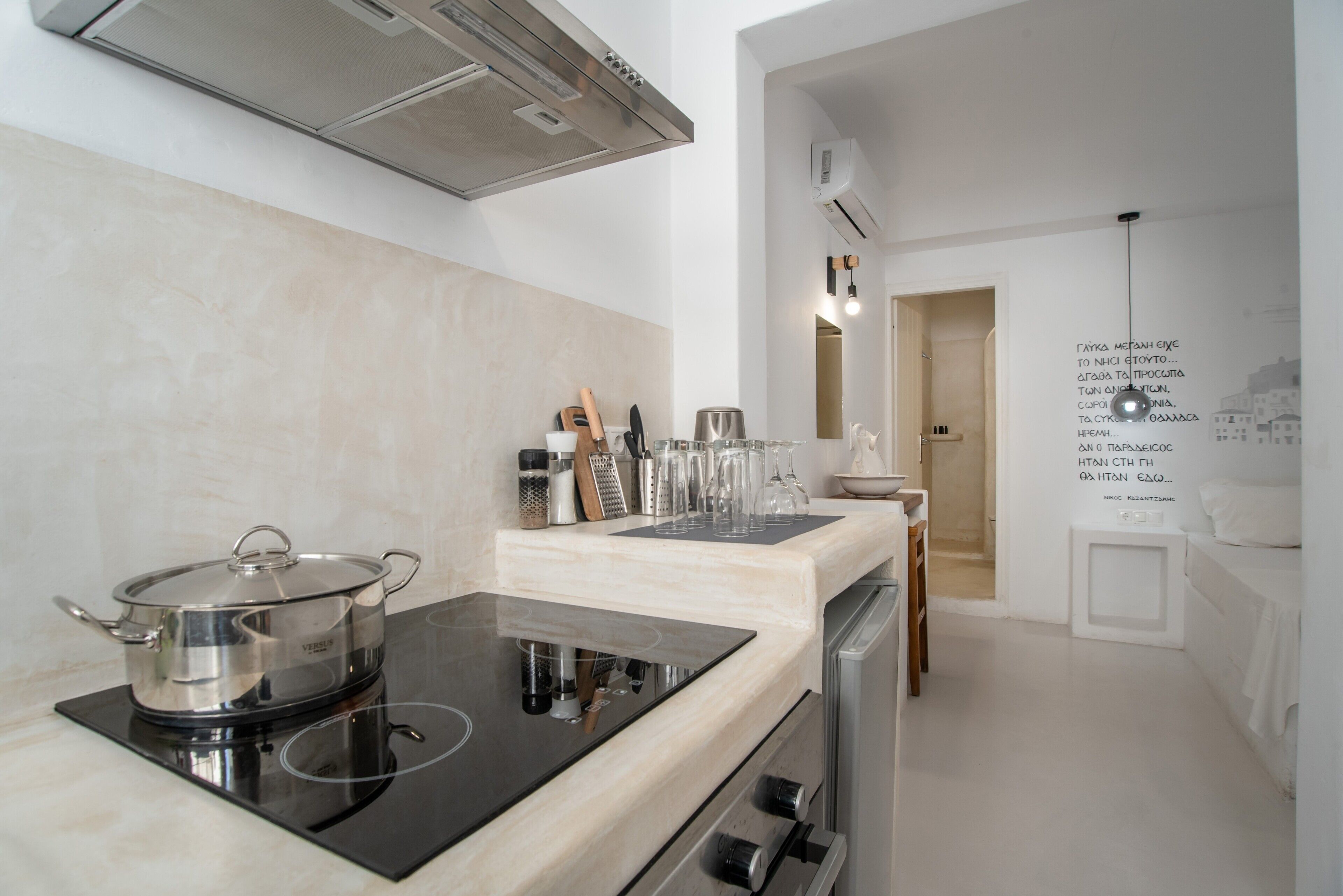 Een koelkast, een oven, een kookplaat, een waterkoker