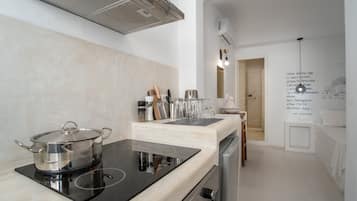 Een koelkast, een oven, een kookplaat, een waterkoker