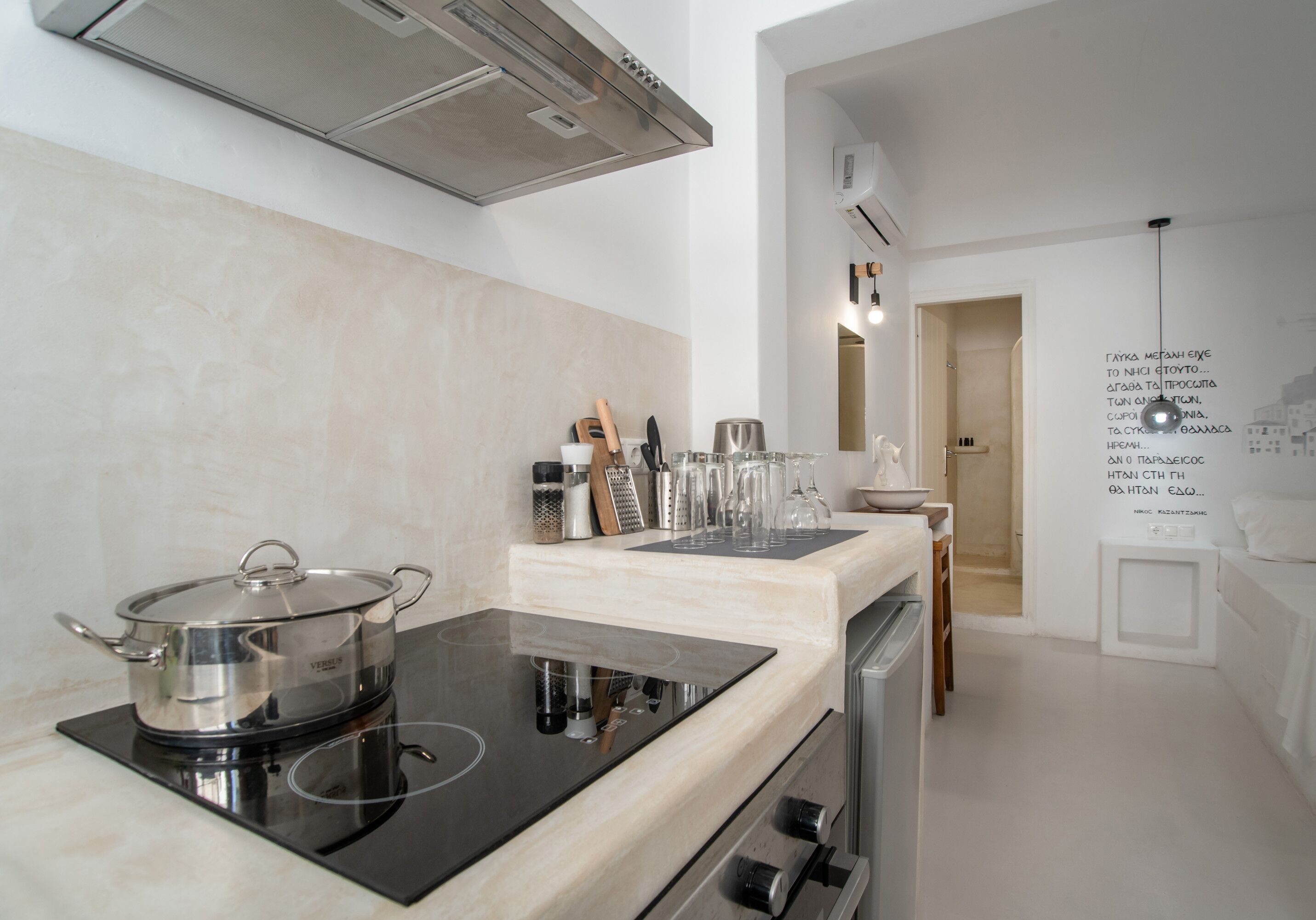 Een koelkast, een oven, een kookplaat, een waterkoker