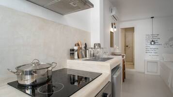 Een koelkast, een oven, een kookplaat, een waterkoker