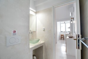 Douche, sèche-cheveux, serviettes fournies