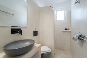 Shower, hair dryer, towels - Studio Apartment 'Helmos Family' with Wi-Fi and Air Conditioning (Naxos)