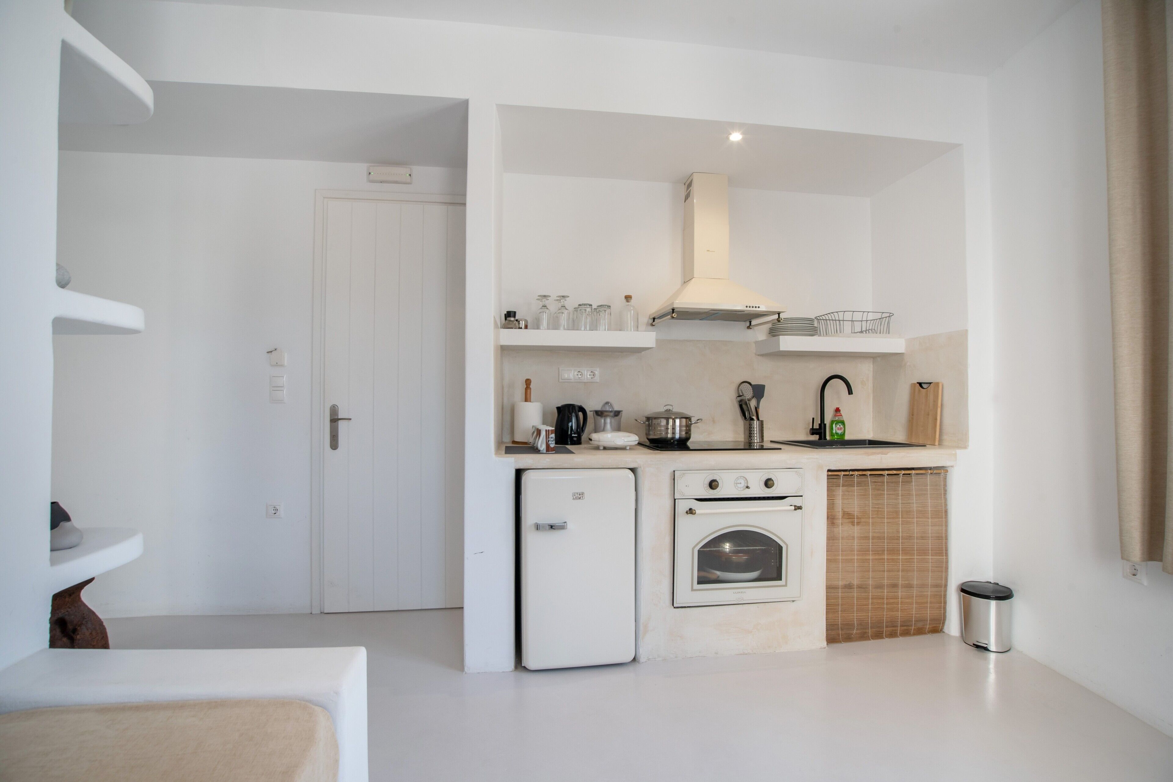 Een koelkast, een oven, een kookplaat, een waterkoker