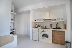 Fridge, oven, stovetop, electric kettle - Studio Apartment 'Helmos Family' with Wi-Fi and Air Conditioning (Naxos)