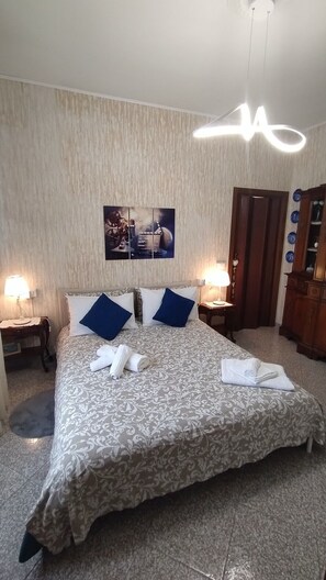 1 slaapkamer, een strijkplank/strijkijzer, gratis wifi, beddengoed