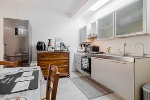 Een koelkast, een magnetron, een oven, een kookplaat