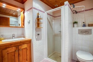 Douche, sèche-cheveux, serviettes fournies