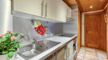 Een koelkast, een microgolfoven, een kookplaat