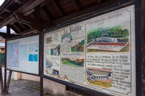 En detaljeret informativ tavle om La Bathie, med historiske og geografiske oplysninger.