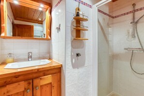 Douche, sĂšche-cheveux, serviettes fournies