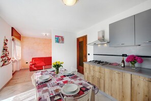 Dining - Apartment 'Il Piccolo Nido' with Mountain View, Shared Garden and Wi-Fi (Aosta)