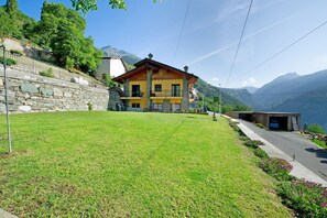 Exterior - Apartment 'Il Piccolo Nido' with Mountain View, Shared Garden and Wi-Fi (Aosta)
