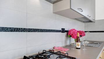 Frigorifero, microonde, forno, piano cottura