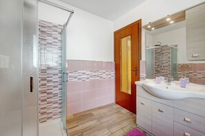 Shower, hair dryer, towels - Apartment 'Il Piccolo Nido' with Mountain View, Shared Garden and Wi-Fi (Aosta)