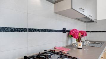 Frigorifero, microonde, forno, piano cottura