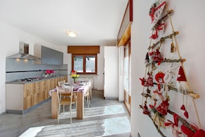 Dining - Apartment 'Il Piccolo Nido' with Mountain View, Shared Garden and Wi-Fi (Aosta)
