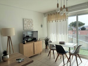 Interior - Central Market Proximity - Comfortable 1BR Apt Sleeps 4 with Balcony in Secure Building (Royan)