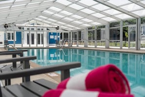 Una piscina techada, una piscina climatizada