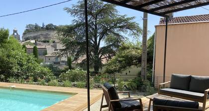 La Maison du Petit Jeu à Grignan : Piscine et vue sur le Château