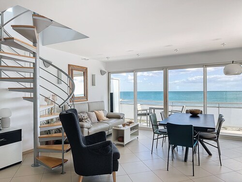 Air-conditioned apartment with terrace and parking, sea-facing