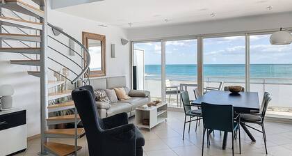 Air-conditioned apartment with terrace and parking, sea-facing