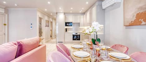 Basic Apartment, Multiple Beds | Dining