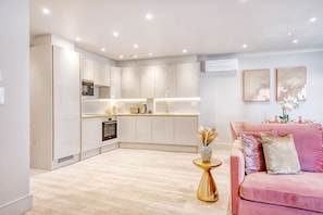 Basic Apartment, Multiple Beds | Private kitchen | Fridge, microwave, oven, stovetop