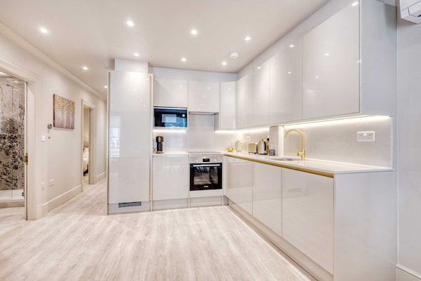 Basic Apartment, Multiple Beds | Private kitchen | Fridge, microwave, oven, stovetop