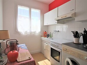 Fridge, microwave, oven, dishwasher - Spacious Apartment in Quiet Area, Near Market - Sleeps 4 Adults/2 Kids (Royan)