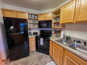 Fridge, microwave, oven, stovetop - Ridgeline Townhome-GREAT Views-Close to Town-AC- (Red Lodge)
