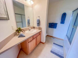 Een douche, een haardroger, handdoeken