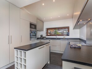 Kühlschrank, Mikrowelle, Ofen, Geschirrspüler