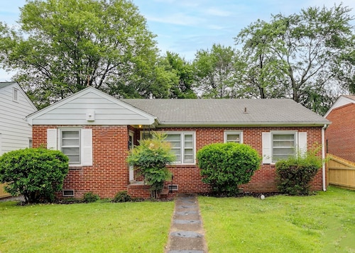 Richmond Family Retreat: 3BR House, fully fenced, Parking