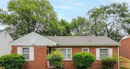 Richmond Family Retreat: 3BR House, fully fenced, Parking