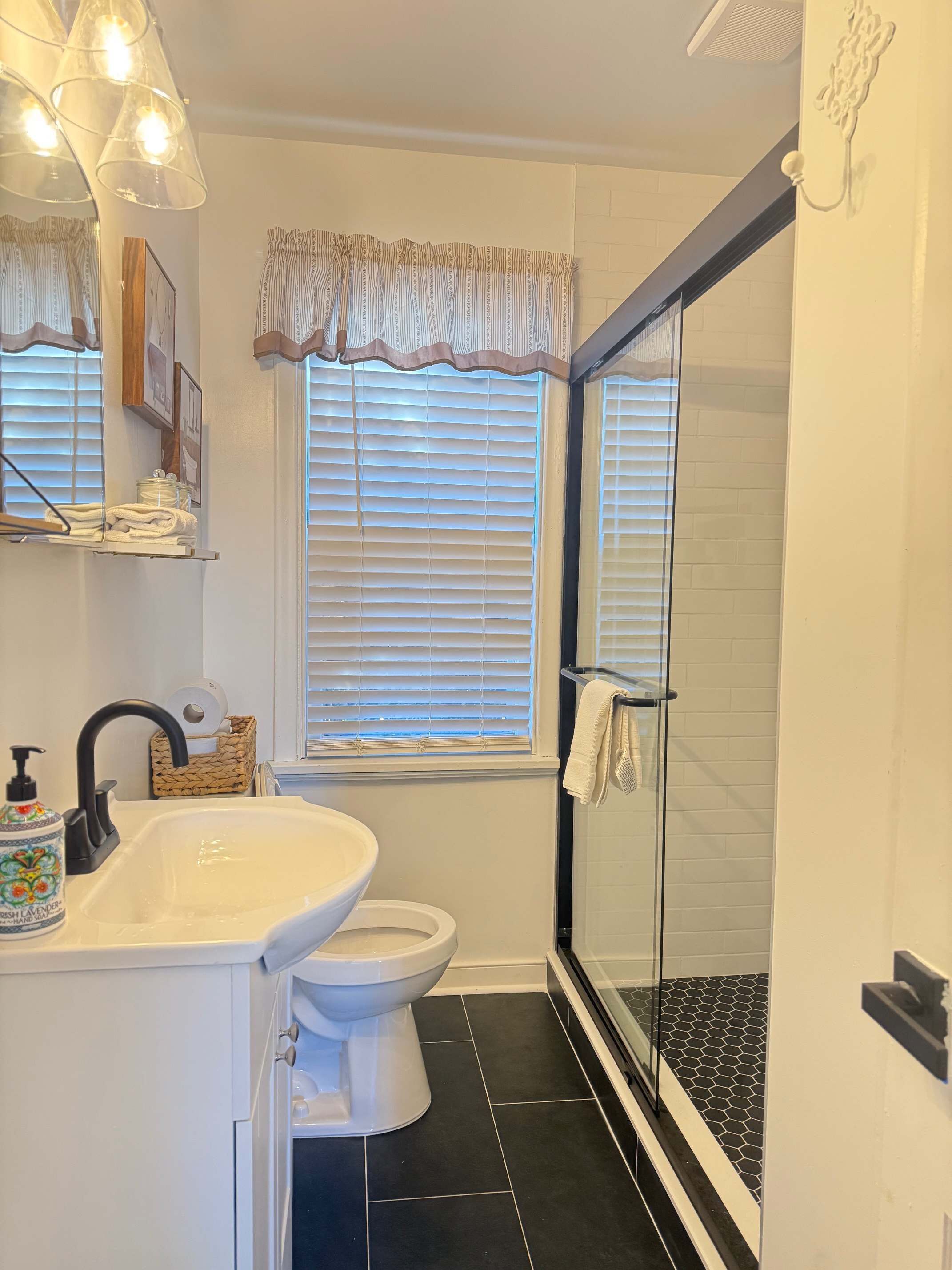 Badewanne, Haartrockner, Handtücher, Shampoo