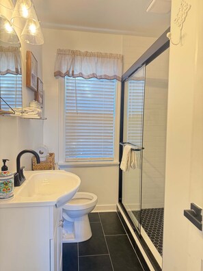 Badewanne, Haartrockner, Handtücher, Shampoo