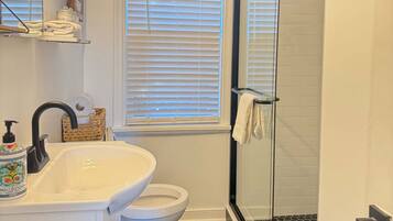 Baignoire, sĂšche-cheveux, serviettes fournies