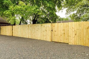 Property grounds - Richmond Family Retreat: 3BR House, Fire Pit & Parking! (Richmond)