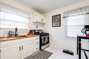 Fridge, microwave, oven, stovetop - Cozy Retreat w/ Fenced Yard & Fire Pit (Richmond)
