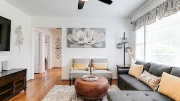 Fernseher, BĂŒcher, Arbeitsbereiche