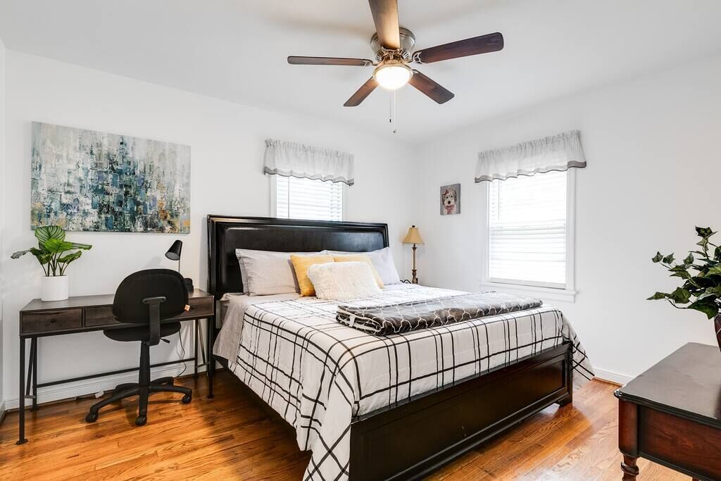 3 bedrooms, desk, iron/ironing board, travel crib