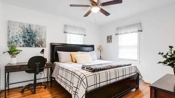 3 chambres, bureau, fer et planche Ă repasser, lit parapluie