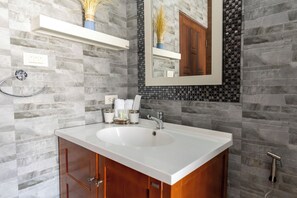 Bathroom - East Villa 4 (Choeng Thale)
